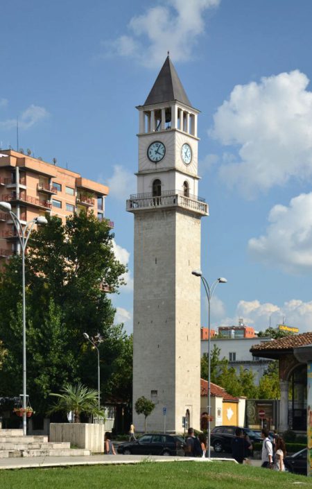 Часовая башня на площади Скандерберг в городе Тиране в Албании