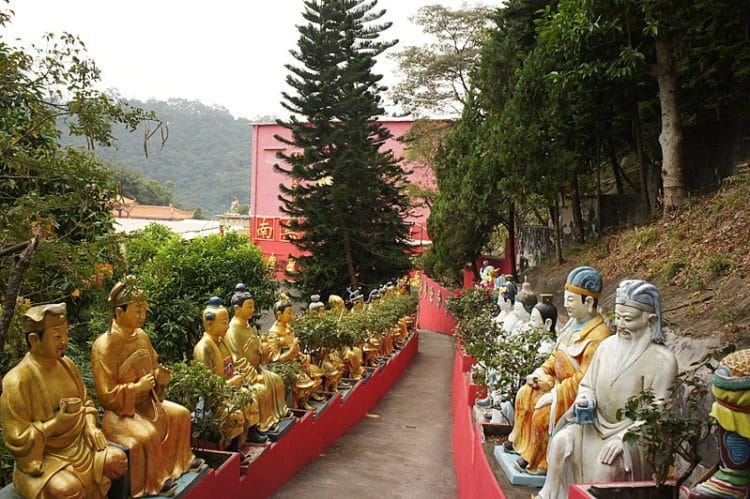 Монастырь Десяти Тысяч Будд в Китае