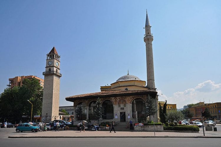 Мечеть Эфем Бей на площади Скандерберг в Тиране в Албании